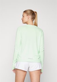 Nike Performance PACER CREW - Topper langermet - vapor green/reflective silver
