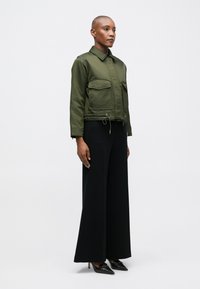 MICHAEL Michael Kors REVERSIBLE CROPPED  - Bombertakki - ivy