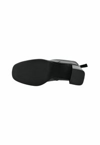 Botín de cuero negro hasta el tobillo con punta cuadrada, tacón bloque y suela de goma texturizada. Cuenta con un zipper lateral para un fácil uso.