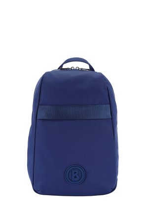 Sac à dos bleu marine en tissu lisse, avec une bande d'accent à rayures bleues, forme arrondie, poignée supérieure et un logo circulaire à l'avant.