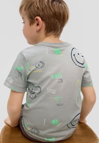 s.Oliver MIT ALL-OVER-SMILEY - Triko s potiskem - taubengrau
