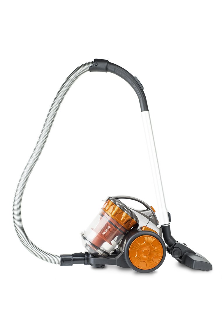 Aspirateur sans sac avec un réservoir transparent, un tuyau métallique argenté, des accents orange, des roues rondes et un embout plat.