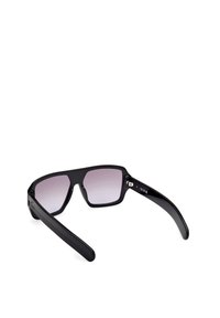 Ochelari negri de soare cu o ramă rectangulară, lentile gri cu degradé și brațe negre elegante. Detalii notabile pe partea interioară a braței.