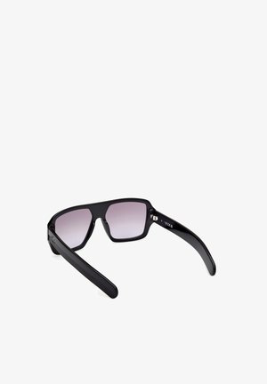 Ochelari negri de soare cu o ramă rectangulară, lentile gri cu degradé și brațe negre elegante. Detalii notabile pe partea interioară a braței.