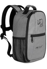 Grau farbener Rucksack aus Stoff mit einer Netz-Seitentasche, Reißverschlussverschlüssen und einem Elefantenlogo, ausgestattet mit gepolsterten Schultergurten.