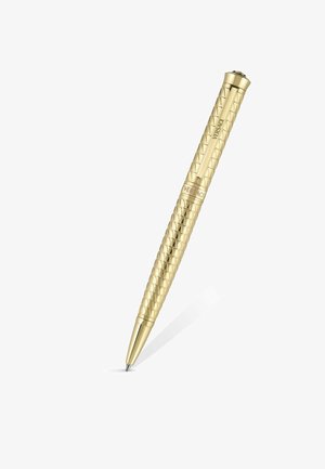 Penna a sfera tono oro con motivo geometrico testurizzato e marchio "VERSACE" sul clip e sulla fascia centrale, inclinata leggermente verso l'alto.