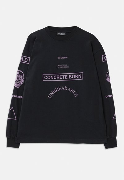 Musta pikad varrukad särk, millel on lilla tekst "CONCRETE BORN", "UNBREAKABLE" ja kujutatud näod varrukatel.