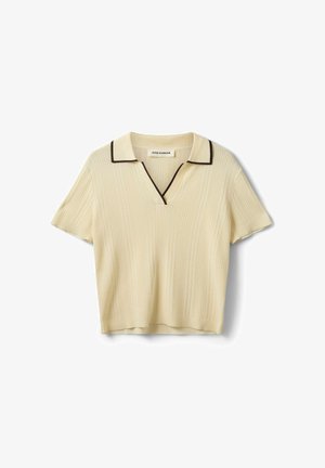 Top bej tricotat cu mâneci scurte și dungi, cu decolteu în V, guler și margine închisă la culoare pe marginea gulerului, etichetat Sofie Schnoor.