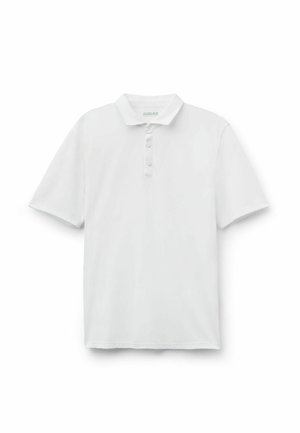 Weißes Poloshirt mit kurzen Ärmeln, Kragen und Drei-Knopf-Leiste, flach liegend auf weißem Hintergrund dargestellt.