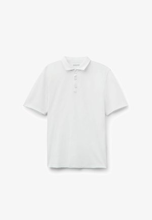 Weißes Poloshirt mit kurzen Ärmeln, Kragen und Drei-Knopf-Leiste, flach liegend auf weißem Hintergrund dargestellt.