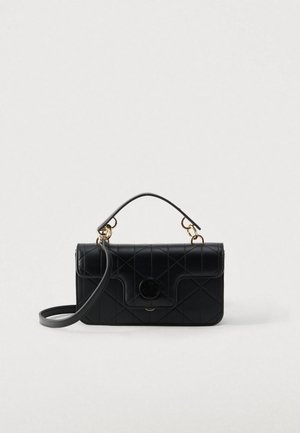 Crna torba od prešivene kože s gornjom ručkom, podesivim naramenicama, zlatnim metalnim detaljima i kružnim logotipom sprijeda.