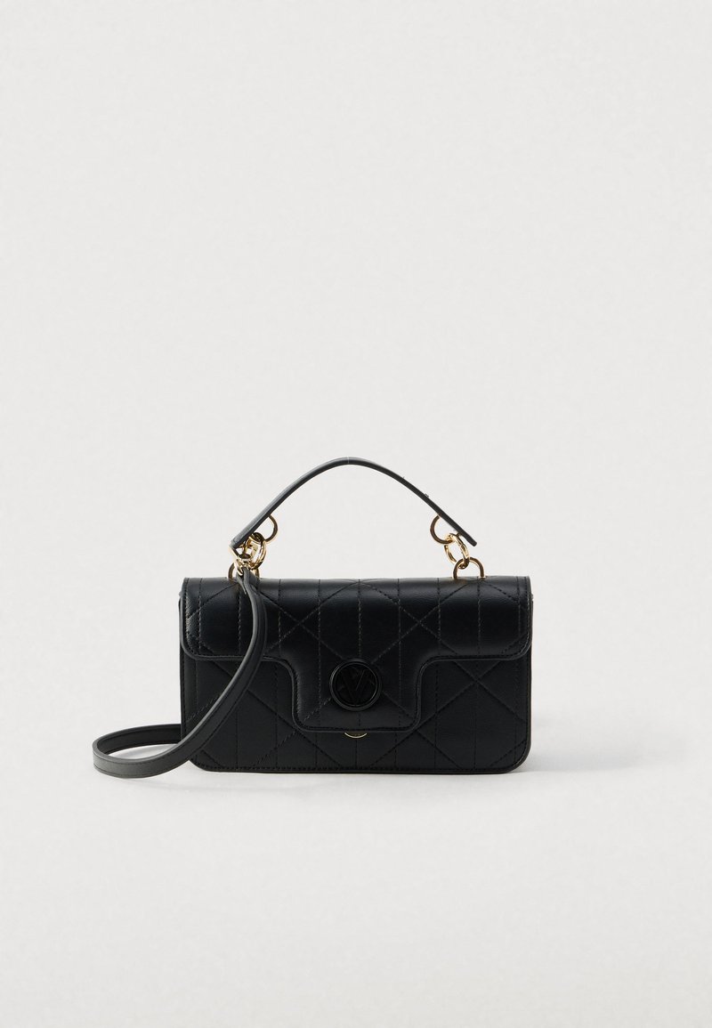 Borsa in pelle nera trapuntata con manico superiore, tracolla regolabile, dettagli in oro e logo circolare decorativo sul fronte.