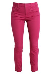 Pantalon rose ajusté en tissu lisse, doté de deux poches avant avec des coutures discrètes et une coupe droite.
