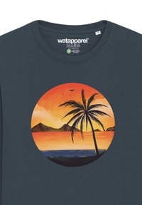 Dunkelblaues T-Shirt mit einem kreisförmigen, sonnenuntergangsähnlichen Grafik, die eine Palme, Berge und Vögel in warmen orange- und gelbtönen zeigt.
