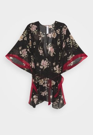 Kimono à imprimé floral sur fond noir, avec des accents en satin rouge et des manches larges. Tissu léger et fluide ; attaché à la taille.