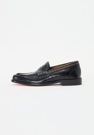 Sorte læder loafers med dekorative nitter, mokkasin-stil syning og flad sål. Glat tekstur, rund tå, minimalistisk design.