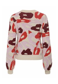 Pull en tricot avec un mélange de motifs abstraits rouges, bordeaux et rose doux sur un fond crémeux. Encolure ronde et poignets côtelés.
