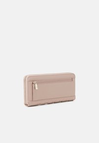 Rosa skinnlommebok med glidelås, quiltet design på bunnen og en liten utvendig glidelomme. Gullfargede detaljer.