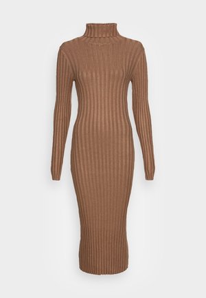 Robe midi en maille côtelée marron à manches longues, col roulé haut et silhouette ajustée.