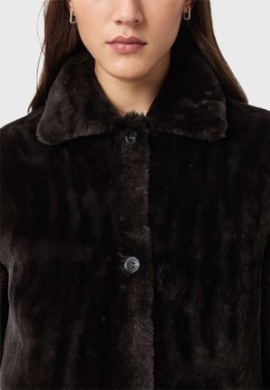 SERRA SHEARLING COAT - Korte frakker - bitter brown