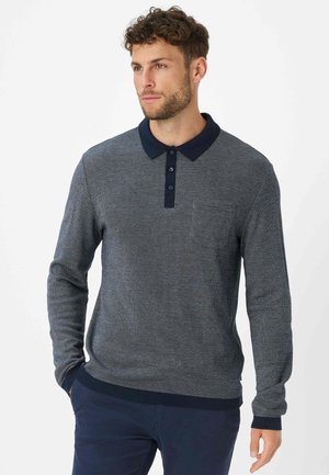 Langarm-Polo in marineblau und grauem Strickstoff, mit einem kontrastierenden Kragen, einer Knopfleiste mit drei Knöpfen und einer einzelnen Brusttasche.