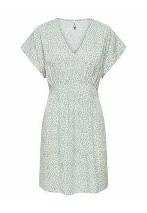 Robe vert clair à col en V avec manches courtes et petit motif de feuilles blanches, taille ajustée et ourlet à hauteur du genou.
