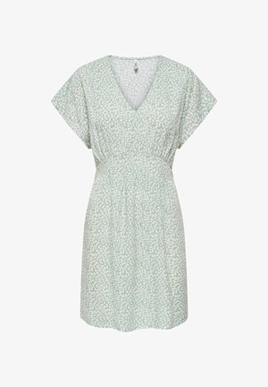 Robe vert clair à col en V avec manches courtes et petit motif de feuilles blanches, taille ajustée et ourlet à hauteur du genou.