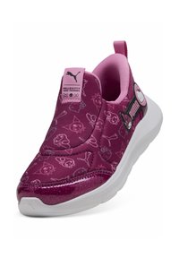 Vaaleanpunaiset slip-on-tennarit, joissa on kuvioitu päällinen, johon on painettu hahmoja, kimaltavia yksityiskohtia ja valkoinen kumipohja. Brändäys kantapäällä ja sivulla.