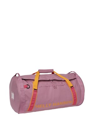 Różowy cylindryczny torba podróżna z żółtymi i czerwonymi paskami, zapinana na suwak górna kieszeń oraz napis "HELLY HANSEN" w żółtym kolorze po boku.