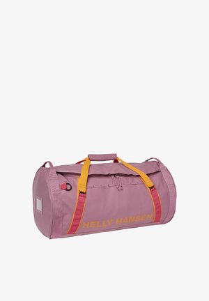 Bolsa de lona cilíndrica rosa con correas amarillas y rojas, bolsillo superior con cremallera y "HELLY HANSEN" impreso en amarillo en el lateral.