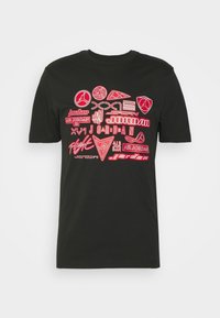Černé bavlněné tričko s krátkým rukávem a kulatým výstřihem, s červenými grafickými logy a textem spojeným s Air Jordan. Jednoduchý design.
