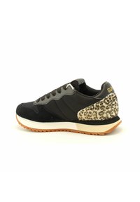 Sneaker neri con accenti grigi, materiali in suede e pelle, pannello a stampa leopardata sul tallone e suola in gomma con grip testurizzato.
