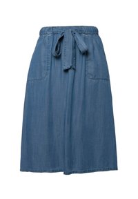 Falda midi de mezclilla con cintura ajustable, dos bolsillos frontales y corte holgado. Color azul claro con una textura suave y un diseño sencillo.