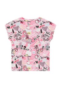 Camiseta de manga corta en tela rosa que presenta un collage de gráficos coloridos, incluyendo corazones, flores y patrones de texto divertidos.