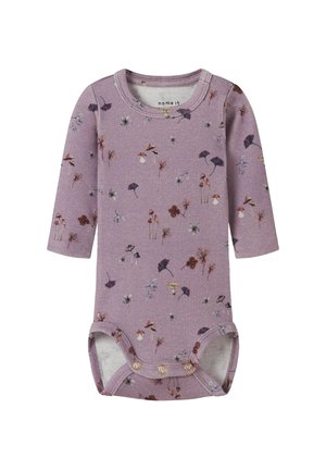 Purpurowy body niemowlęce z długim rękawem, ozdobione wzorami w kwiaty i grzyby, z trzema guzikami snap na dole do zapinania.