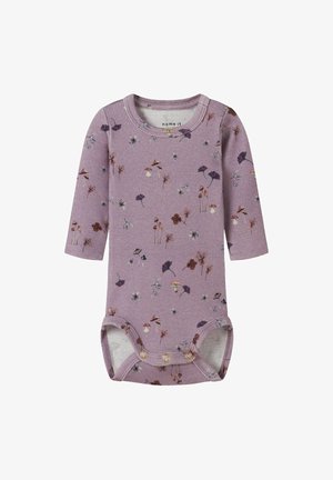 Paarse lange mouwen baby romper met bloemen- en paddenstoelpatronen, drie drukknoopjes aan de onderkant voor sluiting.