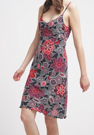 Sukienka bez rękawów, sięgająca do kolan, z cienkimi ramiączkami, zdobiona dużymi czerwonymi, różowymi i białymi kwiatowymi wzorami na czarno-białym kropkowanym tle.