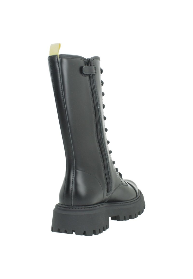 Stivale da combattimento in pelle nera con gambale alto, finitura testurizzata, zip laterale e suola in gomma spessa, dotato di lacci frontali.