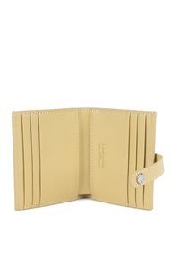 Portefeuille en cuir beige ouvert avec plusieurs emplacements pour cartes des deux côtés et une sangle de fermeture à bouton-pression.