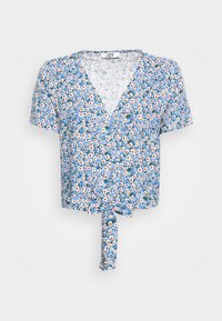 Top corto floreale blu con design a incrocio, dotato di maniche corte, un laccio in vita e un motivo di fiori bianchi e arancioni su steli verdi.