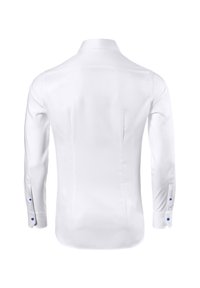 Chemise blanche à manches longues avec une coupe droite, dotée d'un col classique et de boutons bleus aux poignets. Texture de tissu lisse.