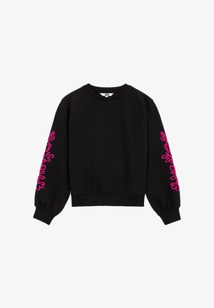 Schwarzer Kapuzenpullover aus weichem Stoff, mit langen Ärmeln, die an beiden Armen mit pinkfarbenen Stickereien verziert sind, sowie einem gerippten Halsausschnitt und Saum.