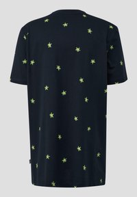 Marineblauw T-shirt met korte mouwen, versierd met verspreide groene bloemmotieven. Gemaakt van zachte stof met een ronde halslijn en een ontspannen pasvorm.