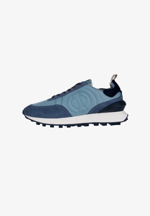 Niebiesko-granatowy sneaker z panelami z zamszu i tkaniny, czarno-białe sznurowadła z wzorem, amortyzowana podeszwa oraz pętelka z tyłu na pięcie.