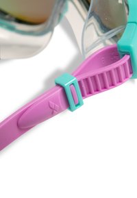 Simglasögon med klarglas, turkosa detaljer och ett rosa band med ruggad textur och en justerbar spänne.