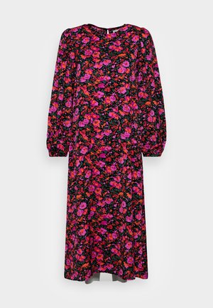 Blommig klänning med långa ärmar, svart bakgrund, livfulla rosa och orange blommor, rund halsringning, knälång, lätt tyg.