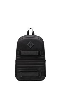 Sac à dos noir avec une finition lisse et texturée ; présente une forme rectangulaire, un devant rembourré, des bretelles réglables et un accent en forme de diamant.