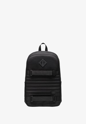 Musta reppu, jossa on sileä, teksturoitu pinta; ominaisuuksia ovat suorakaiteen muotoinen rakenne, pehmustettu etuosa, säädettävät hihnat ja timantin muotoinen logo.