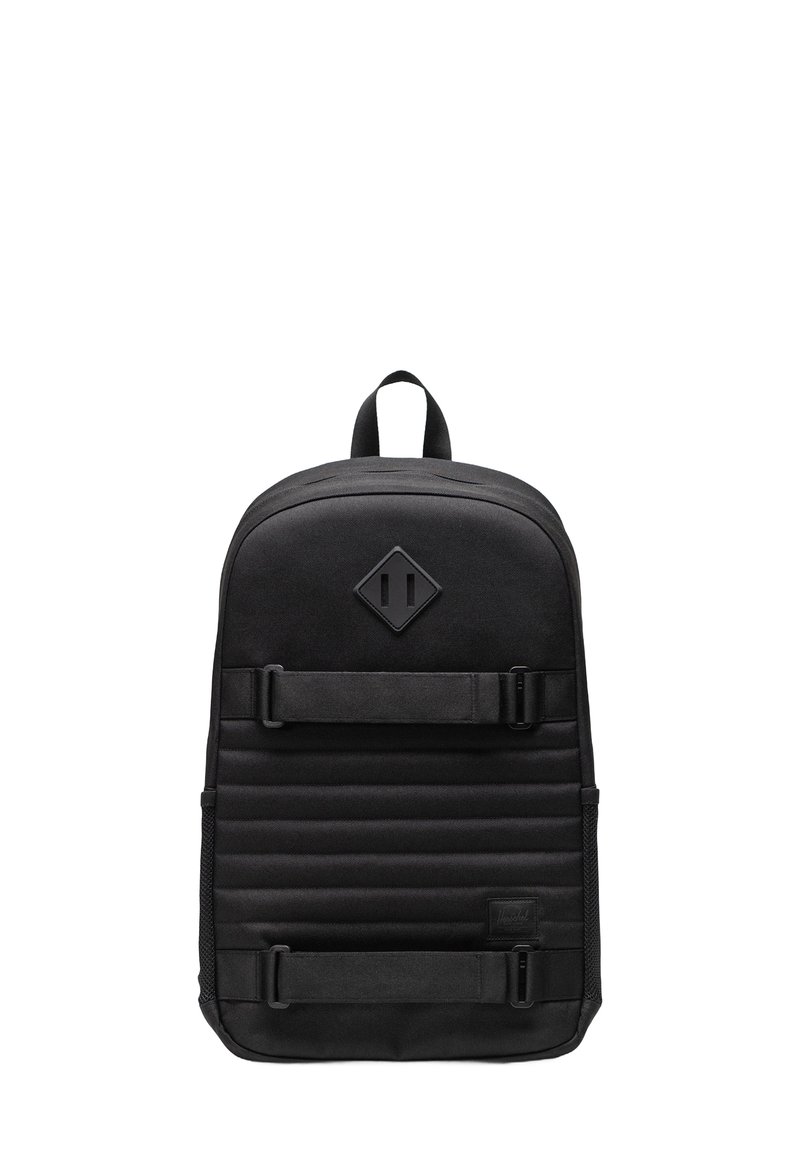 Sac à dos noir avec une finition lisse et texturée ; présente une forme rectangulaire, un devant rembourré, des bretelles réglables et un accent en forme de diamant.