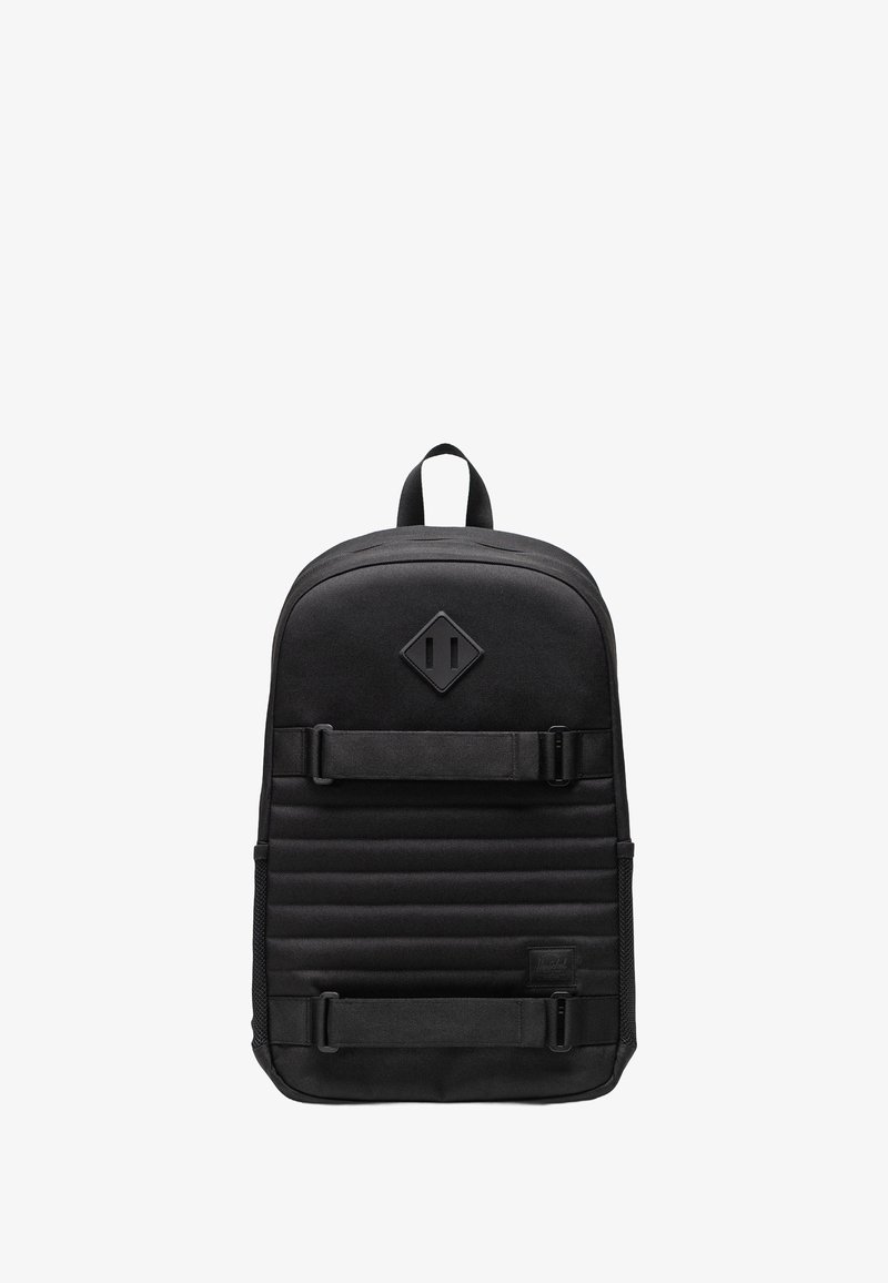 Sac à dos noir avec une finition lisse et texturée ; présente une forme rectangulaire, un devant rembourré, des bretelles réglables et un accent en forme de diamant.